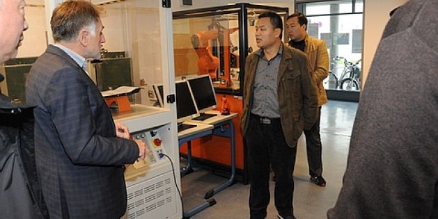 Die Gäste aus China im Roboter-Labor