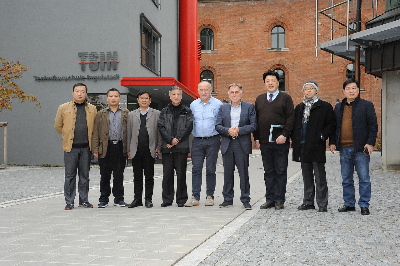 Die chinesische Delegation vor'm TSIN-Turm