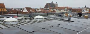 Photovoltaikanlage auf dem Dach mit Blick auf das Liebfrauenmünster Ingolstadt